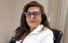 Neiva Ribeiro, presidenta do Sindicato dos Bancários de São Paulo, Osasco e Região, blazer branco, cabelo cabelo solto e óculos marrom