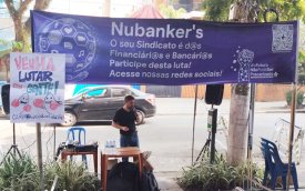 Sindicato realiza atividade da campanha dos financiários em frente à sede do Nubank