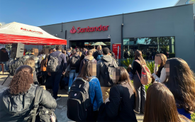 Dia Nacional de Luta no Radar Santander. Na foto, bancários reunidos na porta do local