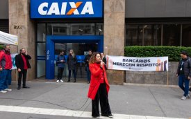 Imagem mostra Lucimara Malaquias, secretária-geral do Sindicato, em frente a uma agência da Caixa durante Dia Nacional de Luta para cobrar dos bancos proposta decente