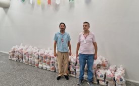 Fotografia mostra dirigentes sindicais com as 142 cestas básicas doadas pelos bancários do Bradesco