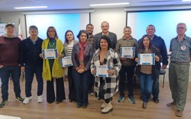 Imagem mostra onselheiros gestores dos Centros de Referência em Saúde do Trabalhador (CRST) eleitos, lado a lado, portando seus diplomas