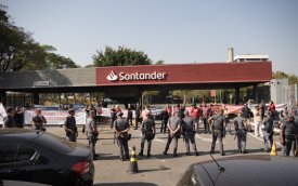 Imagem mostra policiais militares em frente a entrada do Radar Santander