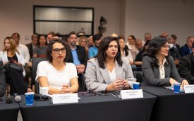 Foto das dirigentes Aline Molina, Neiva Ribeiro e Juvandia Moreira, em mesa de negociação com a Fenaban