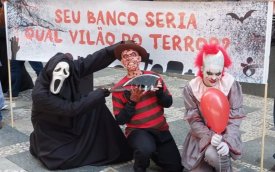 Dia Nacional de Luta levou para as ruas o terror que os banqueiros fazem na vida dos bancários. Na foto, os personagens pânico, fred e it possam em frente a uma faixa com os dizeres "seu banco seria qual vilão do terror?"