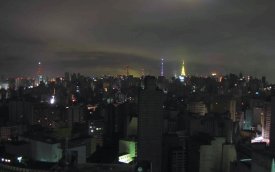 Imagem mostra skyline de são paulo durante falta de luz qua atingiu a cidade. Júlio Boaro/Wikimedia Commons