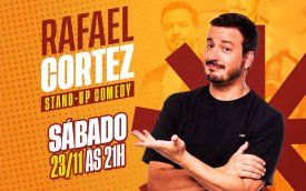 arte mostra comediante Rafael Cortez de camisa preta, barba e cabelo preto