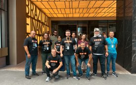 Dirigentes sindicais posam para foto em protesto contra assédio moral no prédio Brazilian Financial Center do Itaú