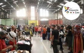 Fotografia da Feira Esquerda Livre, acompanhada do logotipo do evento