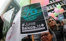 Centrais sindicais fazem manifestação nacional contra os juros altos em frente ao Banco Central na avenida Paulista, em São Paulo