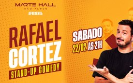 Arte mostra comediante Rafael Cortez vestindo camiseta preta e mãos estendidas anunciando a peça em cartaz