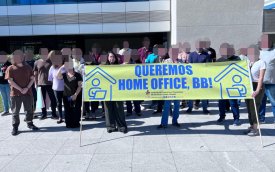Imagem mostra bancários protestando pela ampliação do teletrabalho. seus rostos foram borrados a fim de evitar perseguição dentro do banco