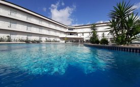 Fotografia mostra vista panorâmica da piscina 