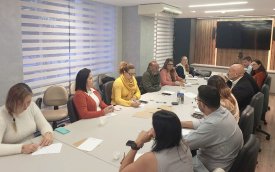 Dirigentes sindicais em mesa de negociação com a Fenacrefi