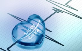 Imagem de um eletrocardiograma, sobreposta por um coração de cristal