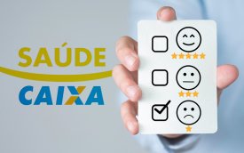 Arte em desenho composta de um logo do saúde caixa ao lado de uma mão segurando um papel onde se vÊ três emojis, um com cara sorridente, outro com rosto sem expressão e um terceiro com rosto infeliz. ao ado deste ultimo há uma marca de sinal de "check"