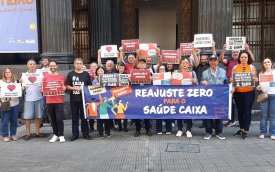 Imagem mostra dirigentes, empregados da Caixa e aposentados do banco em frente ao prédio da sé, protestando pelo reajuste zero nas mensalidades do Saúde Caixa e pelo fim do teto de custeio. eles aparecem na escadaria em frente ao prédio, e seguram cartazes e  uma faixa onde se lê "reajuste zero para o saúde caixa"