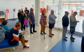 Imagem mostra fila de clientes dentro de uma agência do itaú que será fechada na vila ré, na zona leste