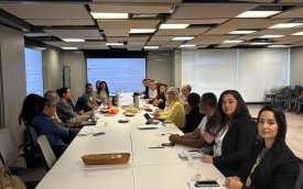 Imagem mostra dirigentes sindicais e representantes do banco sentados frente a frente e uma mesa comprida durante reunião para debater Comissão de Conciliação Prévia (CCV), o banco de horas, o programa de metas GERA, a reestruturação das agências e a segurança dos trabalhadores.