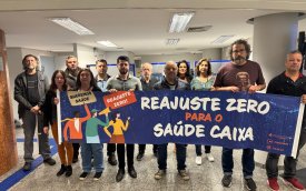 Fotografia mostra empregados da Caixa com faixa na mão com os dizeres reajuste zero no Saúde Caixa