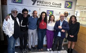 Fotografia mostra várias pessoas abraçadas na sede do Sindicato