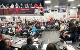 Montagem de fotos mostrando o auditório da Alesp lotado e em tamanho menor, a composição da mesa