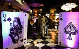 Fotografia mostra o ambiente montado para torneio de poker dos bancários