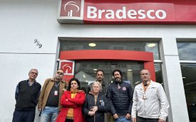 Imagem mostra dirigentes sindicais em frente a agência do Bradesco na Vila Medeiros que será fechada