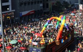 Fotografia mostra carro colorido com as cores da Parada do Orgulho  LGBT de São Paulo