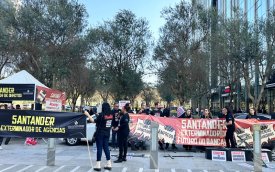 Imagem  mostra dirigentes sindicais em frente ao prédio da Torre Santander portando uma faixa onde se lê "Santander, o exterminador de empregos" e outra onde se lê "santander, exterminador de agências"