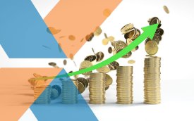 Imagem de uma pilha de moedas, formando um gráfico de barras, acompanhada de uma seta para cima e o logotipo da Caixa