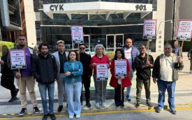 Dirigentes sindicais posam com cartazes de protesto em frente ao Bank of China