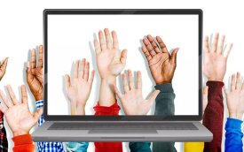 Arte mostra mãos levantadas em uma tele de computador e outras levantadas fora da tela do computador