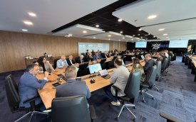 Imagem da reunião entre o Sindicato e a direção do Banco do Brasil. A foto mostra uma sala onde estão reunidos, em uma mesa comprida representantes do sindicato e dirigentes do banco do brasil