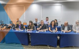 Representantes dos empregados da Caixa em mesa de negociação com o banco público
