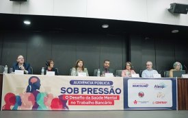 Imagem mostra mesa da audiência pública “Sob Pressão: O Desafio da Saúde Mental no Trabalho Bancário” estão lado a lado na mesa, Patrick Maia Merísio Procurador do Trabalho; Maria Maeno,  médica e pesquisadora da Fundacentro; Neiva Ribeiro, presidenta do Seeb-SP; Luiz Cláudio Marcolino, deputado estadual; Maria Leonor Poço Jakobsen, advogada especialista em direitos humanos; e  Ana Lúcia Ramos, secretária-geral da Fetec-CUT/SP. 