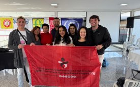 Dirigentes do Sindicato posam para foto com a bandeira da entidade na IX Oficina de Formação da UNI Juventude Brasil
