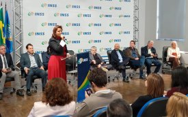 Imagem mostra Michelle Reis Moreira discurando