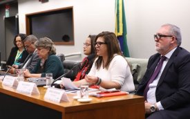 Imagem mostra mesa da audiência pública que denunciou as fraudes na contratação do Santander