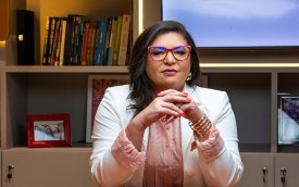 Neiva Ribeiro, presidenta do Sindicato, veste uma blusa rosa e um blaser branco