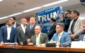 Foto mostra deputados federais levantando bandeira de Trump