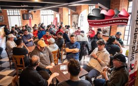 Imagem mostra salão lotados competidores disputando o 23º Torneio de Truco dos Bancários