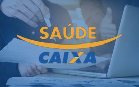 Imagem composta do logo do saúde caixa sobreposto a uma imagem que mostra uma reunião