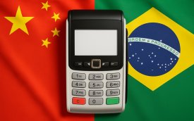 Imagem composta de uma máquina de cartões e, ao fundo, as bandeiras da China e do Brasil
