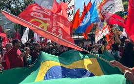 Imagem mostra manifestantes empunhando uma bandeira do Brasil durante protesto pela soberania nacional