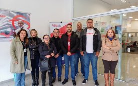 Imagem mostra dirigentes sindicais lado a lado dentro de uma agência do Bradesco