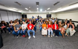 Imagem mostra dirigentes sindicais sentados em plenário lotado durante encontro nacional do Santander