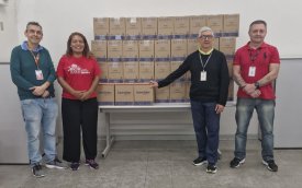Dirigentes do Sindicato posam com doações de cestas básicas para a campanha Bancário Solidário
