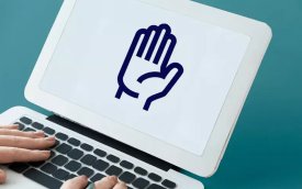 Arte mostra tela de um notebook com o desenho de uma mão levantada