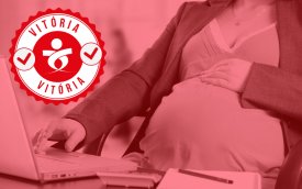 Arte mostra uma mulher grávida sentada de frente para um computador, e no canto superior esquerdo a logo do Sindicato com a palavra "vitória"